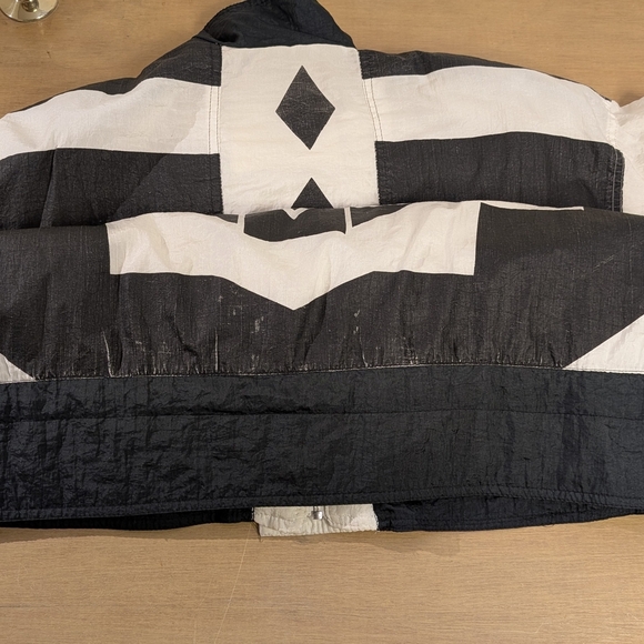 🏁 Vintage Black & White Geometric Windbreaker - Picture 5 of 6
